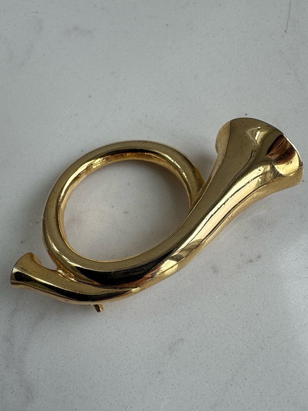 🏷️Vintage gold-tone French horn brooch pin.
